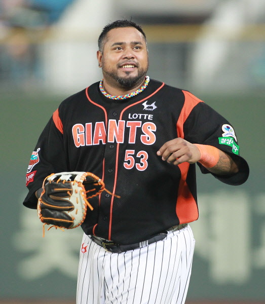 히메네스 파울타구를 잡아내고 기뻐하는 모습